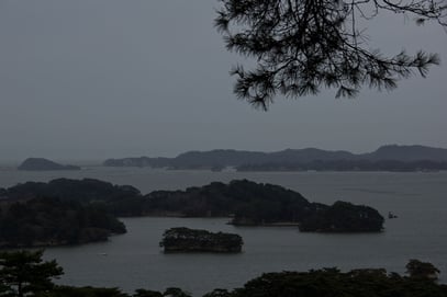 Matshushima - die Bucht mit den etwa 300 kleinen Inseln im Abendnebel