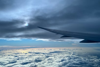 Air Tahiti Nui, mit der B-787, dem Dreamliner viereinhalb Stunden von Auckland über den Pazifik nach Papeete auf Tahiti.. 