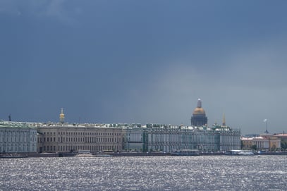 Sankt Peterbsurg - Die Skyline über der Neva im Abendlicht