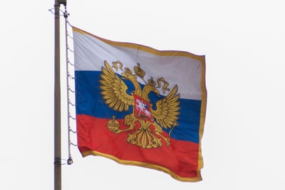 Die Staatsfahne mit dem stolzen Doppeladler