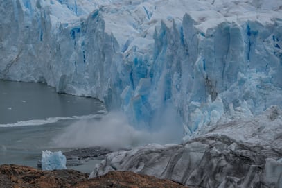 Perito Moreno - von der 70 Meter hohen Wand bricht ein Pfeiler tosend in den See