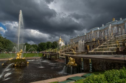 Peterhof - Fontänengarten bei einer wunderbaren Wetterlage