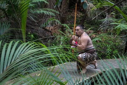 Der Maori begrüsst uns und lädt uns zum Mitkommen ein.