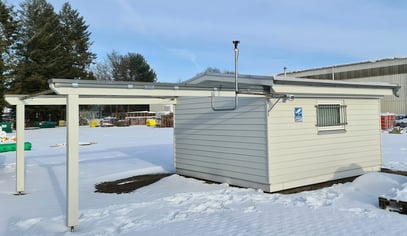 Heller dampfdiffusionsoffener Anstrich der Seitenwände