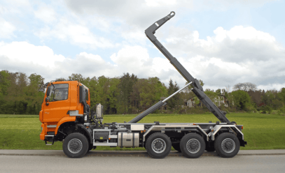 Lastwagen mit drei gelenkten Achsen