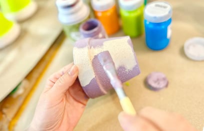 植木鉢に色付けをする作業