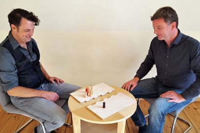 Systemische Therapie - Systemische Beratung in der Beratungspraxis family first Berlin Pankow - Arbeiten am Familienbrett - Einzeltherapie - Paartherapie - Sexualtherapie - Familientherapie - Traumatherapie - Väterberatung - Männerberatung