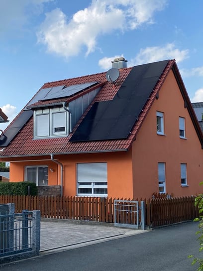 SunPower Performance 6 Module montiert auf Einfamilienhaus © iKratos