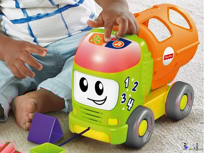 Wenn die Knöpfe gedrückt werden und der Laster rollt, ertönen aufregende Melodien, Geräusche und Sätze beim Babys bunter Lernlaster