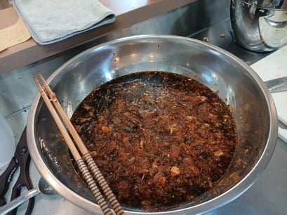 橙汁に鰹節に昆布、みりん、醤油を入れて混ぜます。