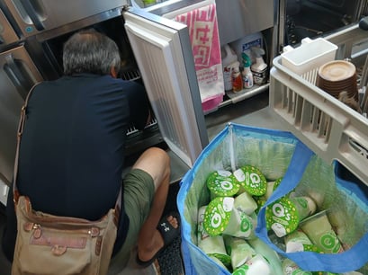 50個のアイスクリームを事前に買って、冷凍庫で保管します。