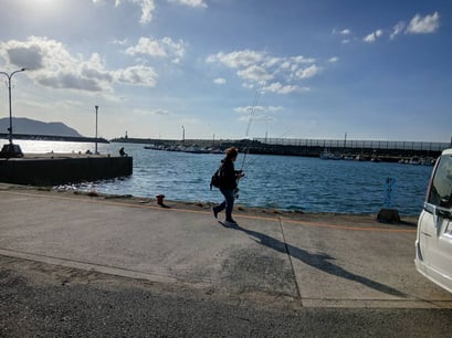 西の浦漁港ではのんびりと釣りを楽しむ人が・・。