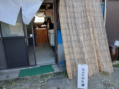 小さな干物屋さんもあったりします