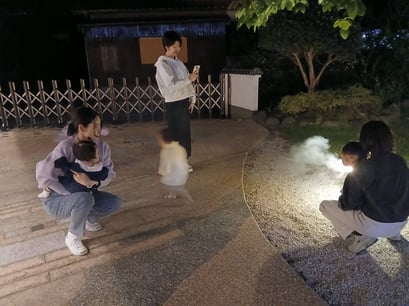 お母さんたちもスマホでしっかり撮影