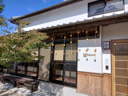 毎年、恒例の干し柿も秋の日に照らされて嬉しそう・・