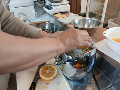 レモン絞り器でセッ、セッセと絞ります。