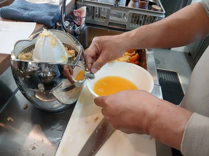 絞った汁を集めるのはちょっと嬉しい・・