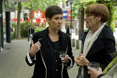 Sandra Peters im Gespßräch mit einer Ausstellungsbesucherin