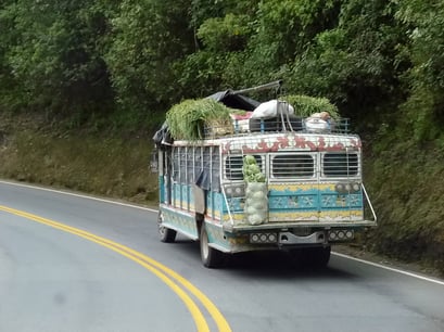 Chiva heissen diese zu Bussen umgebauten Lastwagen - ein Klassiker