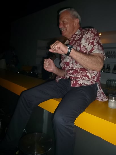 David rockt schon auf der Bar