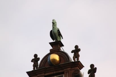 Flatternder Blech-Gockel auf dem Rathaus von Marburg