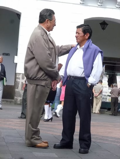 Quito - so wird stundenlang diskutiert - immer auf Pulsfühlung