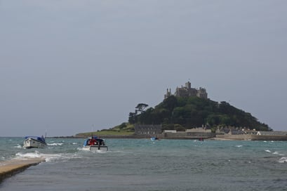 Saint Michael's Mount bei Flut - bei Ebbe kann man trockenen Fusses rüber wandern