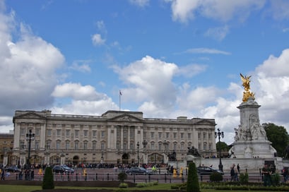 Buckingham Palace mit dem Queen Victoria-Denkmal