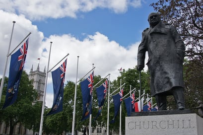 Park beim House of Parliament mit dem Denkmal von Winston Churchill