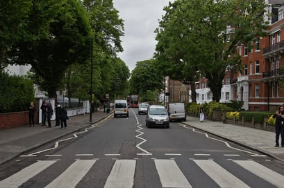 Abbey Road ... auf diesem Fussgängerstreifen wurde das Bild für das Cover des Beatles-Album "Abbey Road" gemacht