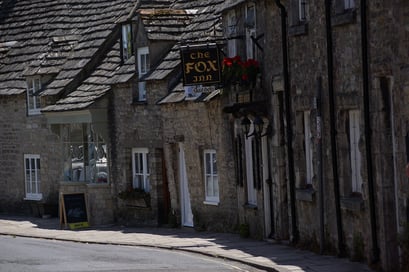 Corfe - eine typisch südenglische Dorfstrasse