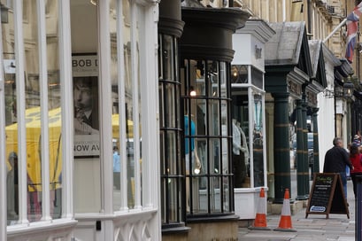 Bath - zahllose kleine, unterschiedliche Geschäfte machen "lädele" zu einem kurzweiligen Erlebnis. 