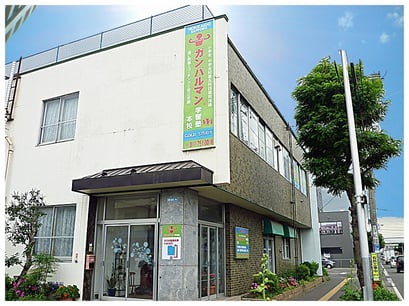 目の前が駐車場になっています。