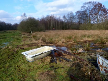 Auch die alte Badewanne, ehemals als Viehtränke genutzt, wurde abtransportiert. Foto: Sven Weiland.