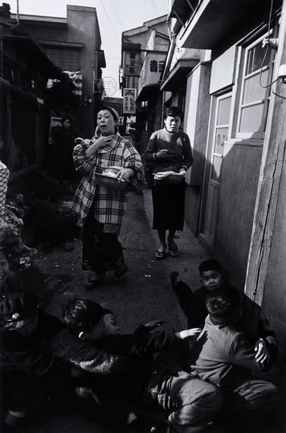 常盤とよ子 《風呂帰り》 1955年 ゼラチン・シルバー・プリント 39.9×25.9cm　横浜市民ギャラリー蔵