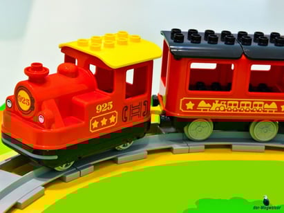 Die Besonderheit im Lego Paket 10874 Dampfeisenbahn Set ist die lustige Dampflok mit Geräuscheffekten.