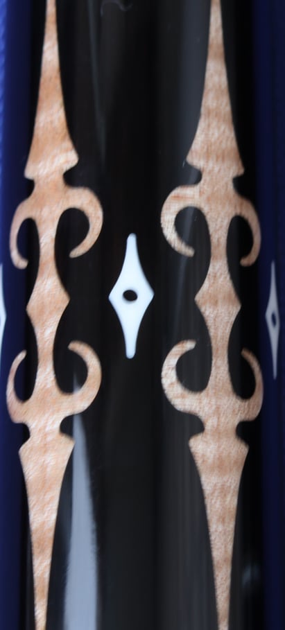 図と地を逆に認識すると違うデザインに見える反転図形の例。コグノセンティ