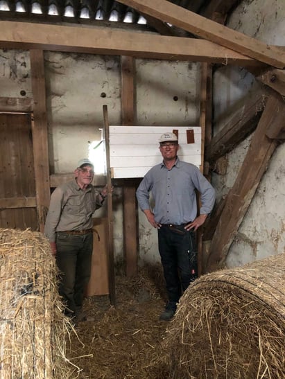 Gruppenbild zwischen Heuballen