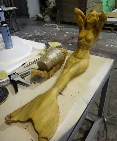 Sirena. Talla de un modelo.