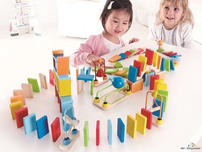 Die Besonderheit im Hape Paket ist eine zusätzliche Kugel, die über eine Brücke rollen kann.