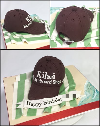 ビーチ砂浜波打ち際に置かれた　キャップ型ケーキ