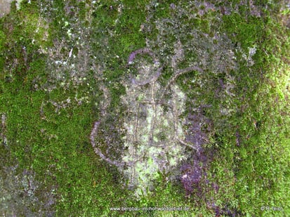 Inschrift am Granitblock