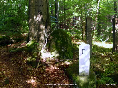 Granitblock mit Inschrift