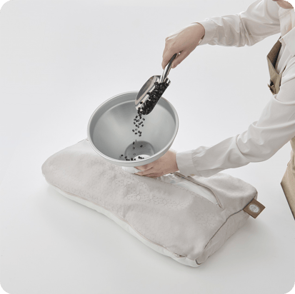 購入後も高さ調整は無料です　のイメージ写真　高さを調整している写真