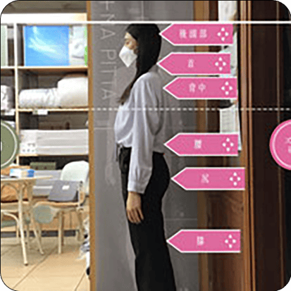 枕は首を支えるもののイメージ写真　首の高さを計測しているところ