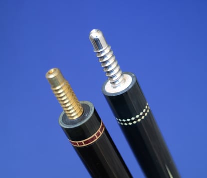 コア構造の黒檀バット(右)と無垢の黒檀バット(左)