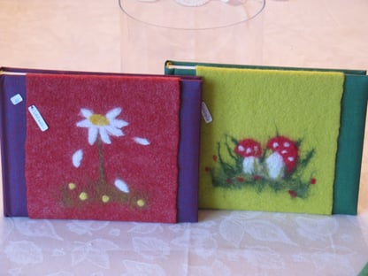 Fotoalben von li.: Er liebt mich, Glückspilz