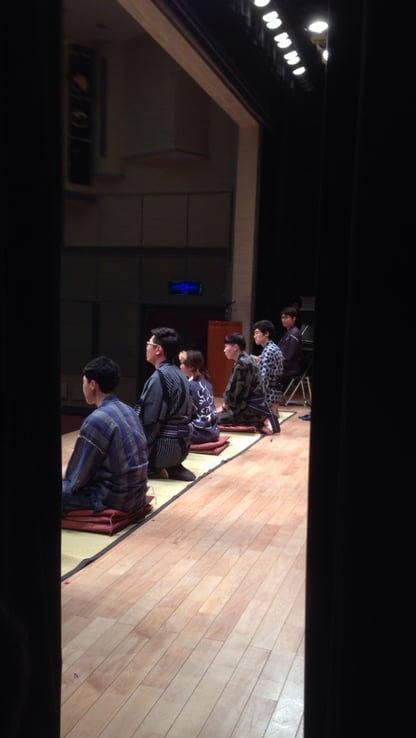 이것은 오오기리 라고 하는 일종의 일본 연극입니다. 서로 대화를 이어가면서 하는 이야기입니다. 현립대학에서 2~3주동안 연습하고 6월3일에 발표를 했는데 많이 연습을 해서 그런지 큰 긴장감없이 잘 끝낼 수 있었습니다. 그리고 협립대학 생활이 끝나고 학생들과 헤어질 생각을 하니 슬픈 감정도 있었습니다.