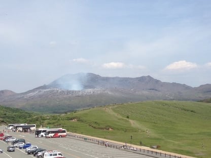 소바를 만들고 나서는 아소산까지 갔습니다. 위에 흰 연기가 화산이 활동중인 곳입니다. 지금은 안전하지만 언제 폭팔할지 모르겠습니다. 높은곳이라서 그런지 여름이었지만 시원하고, 자라나는 초목의 종류도 달랐으며 스위스초원같이 경치가 아주 좋았습니다. 그리고 여기서 자라나는 젖소의 우유를 사용하여 만든 아이스크림을 먹었는데 정말 부드럽고 맛있었습니다.