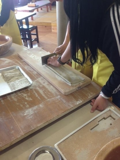 이곳은 아소산에 가기전에 소바가게에 들러서 학생들이 직접 소바를 만들기 위한 면을 반죽하고 얇게 잘랐습니다. 자신이 직접 만든 소바였기 때문에 더 의미있게 먹었던 것 같습니다.